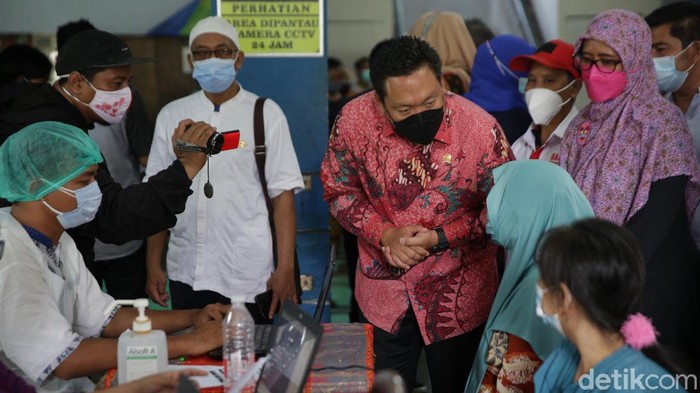 Wakil Ketua Komisi IX Dewan Perwakian Rakyat Charles Honoris meninjau pelaksanaan vaksinasi di Rusun Marunda, Jakarta Utara.