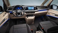 Soal baterai dikatakan VW T7 Multivan akan menggendong baterai 13 kilowat lithium ion, dengan port pengisian baterai ada disebelah kanan. Selain itu eHybrid akan dikawinkan dengan 6 percepatan DSG. Foto: Pool (Motor1)