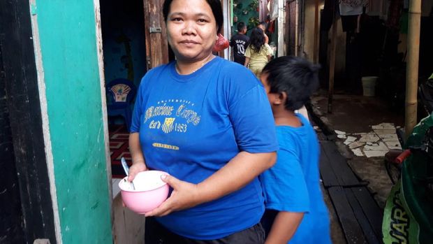Warga Cakung Barat, Haryati yang terdampak gangguan air PAM.