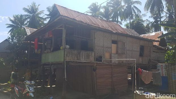 Warga Kabupaten Polewali Mandar, Sulbar, bernama Supri (57) hanya bisa terbaring di rumahnya. Janda 5 anak ini sudah lebih enam bulan mengidap tumor di leher. (Abdy/detikcom)