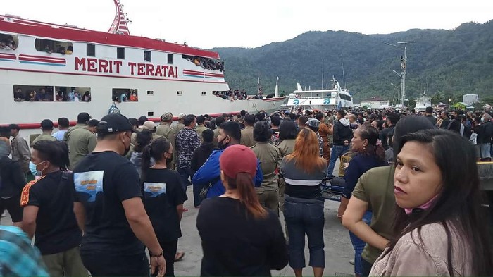 Warga memadati Pelabuhan Nusantara Tahuna, Sulut, untuk menyambut kedatangan jenazah Wabup Kepulauan Sangihe, Helmud Hontong (dok Istimewa)