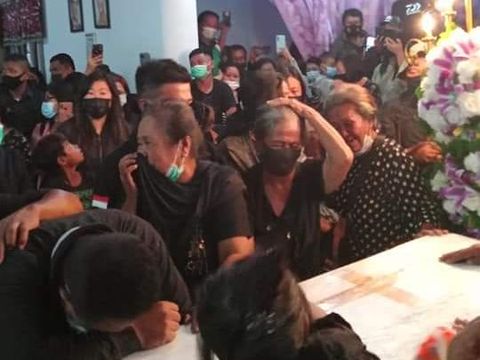 Warga memadati Pelabuhan Nusantara Tahuna, Sulut, untuk menyambut kedatangan jenazah Wabup Kepulauan Sangihe, Helmud Hontong (dok Istimewa)