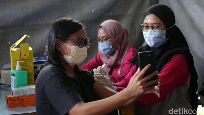 Vaksinasi terus dilakukan di tengah melonjaknya kasus positif COVID-19. Kali ini, vaksinasi dilakukan terhadap warga yang tinggal di Rusun Marunda, Jakarta Utara.