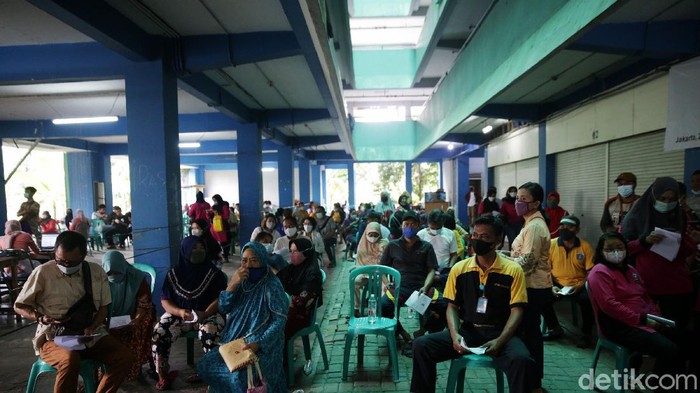 Vaksinasi terus dilakukan di tengah melonjaknya kasus positif COVID-19. Kali ini, vaksinasi dilakukan terhadap warga yang tinggal di Rusun Marunda, Jakarta Utara.