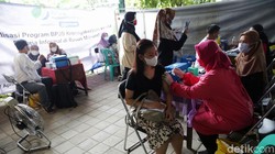 Vaksinasi terus dilakukan di tengah melonjaknya kasus positif COVID-19. Kali ini, vaksinasi dilakukan terhadap warga yang tinggal di Rusun Marunda, Jakut.