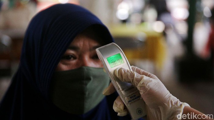 Warga Rusun Marunda Divaksin COVID-19 Vaksinasi terus dilakukan di tengah melonjaknya kasus positif COVID-19. Kali ini, vaksinasi dilakukan terhadap warga yang tinggal di Rusun Marunda, Jakarta Utara.