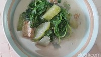 Punya stok labu siam di rumah? Olah saja jadi sayur bobor bayam plus labu siam yang gurih sedap. Dijamin bikin makan makin semangat dan tambah nasi! Resepnya bisa dilihat di sini. Foto: detikfood