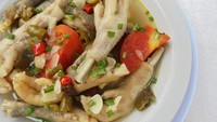 Tak hanya dagingnya, ceker ayam juga punya banyak nutrisi. Olah ceker ayam jadi sop sederhana yang gurih kaldunya. Resep sop ceker ayam ada di sini. Foto:  iStock