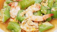 Oyong adalah sayuran renyah segar yang gampang diolah. Salah satu resep yang bisa kamu coba adalah tumis oyong udang. Lihat bahan dan cara membuatnya di sini. Foto: Thinkstock