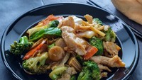 Mau olahan sayur lengkap dan enak rasanya? Coba bikin capcay goreng ala restoran ini. Ikuti resepnya di sini ya! Foto: iStock