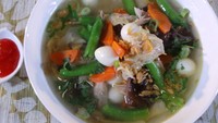 Sop berkuah bening ini memiliki isian yang lengkap. Sop kimlo berisi jamur kuping, kembang tahu, hingga telur puyuh. Enak dimakan hangat! Yuk bikin sop kimlo dengan resep ini. Foto: detikfood
