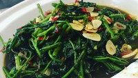 Olahan sayur ini sangat praktis dan banyak ditemui di restoran Indonesia hingga restoran seafood. Tumis kangkung yang sedap memakai bumbu bawang putih hingga saus tiram. Intip resepnya di sini. Foto: detikfood