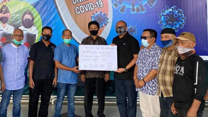 Andre Rosiade Saat Menyerahkan Bantuan