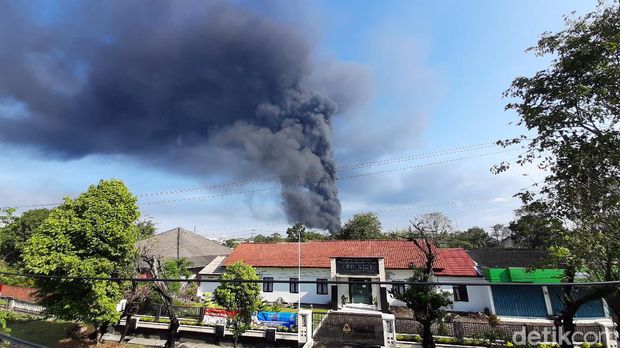 Asap hitam masih membubung dari kawasan kilang Pertamina RU IV Cilacap, Sabtu (12/6/2021).