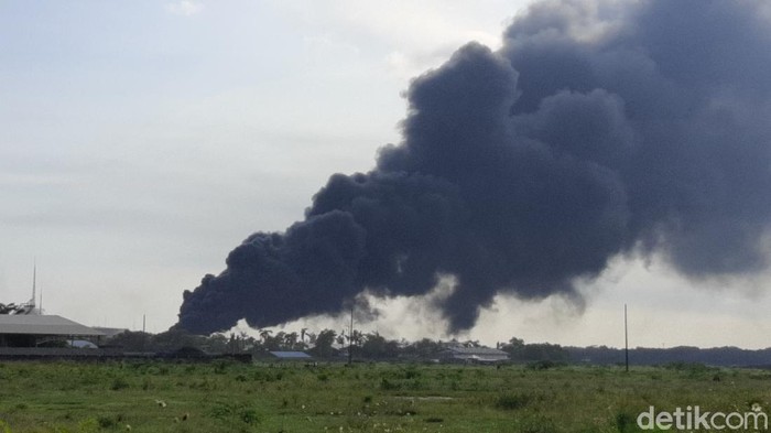 Asap hitam masih membubung dari kawasan kilang Pertamina RU IV Cilacap, Sabtu (12/6/2021) pukul 15.45 WIB