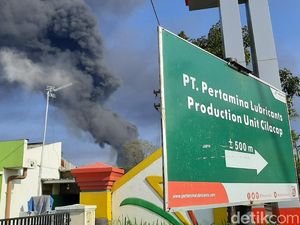 Asap Hitam Masih Membubung di Area Tangki Kilang Pertamina Cilacap