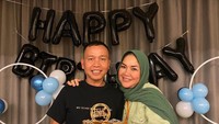 Kali ini ulang tahun Ayah Rozak. Sebuah cake unik berwarna coklat menjadi kue ulang tahunnya. Berpose bersama sang istri, keduanya pamer senyum lebar. Foto: instagram @mom_ayting92
