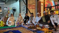 Makan lesehan bersama keluarga, Ayah Rozak disuguhi kedapan, kue manis, jeruk dan teh manis. Foto: instagram @mom_ayting92