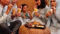 Roti bakar dan pisang goreng jadi santapan keluarga Ayu Ting-Ting. Masing-masing memegang minuman manis. Sluurp! Foto: instagram @mom_ayting92
