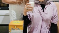 Bersama sang istri, Ayah Rozak tampak asyik menikmati segelas susu kambing. minuman ini dikonsumsi untuk menjaga kesehatan. Foto: instagram @mom_ayting92