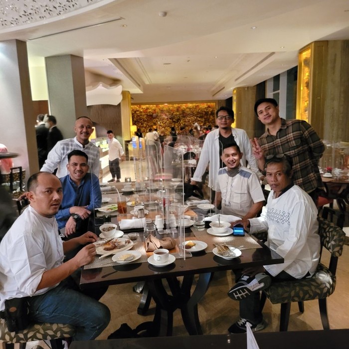 Ayah Ayu Ting Ting Foodies yang Doyan Makan Bareng Keluarga