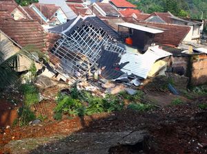 Turap Jebol di Ciputat Terus Diperbaiki, 3 Alat Berat Diterjunkan