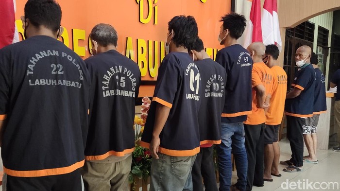 Belasan preman di Labuhanbatu ditangkap polisi (Ahmad Fauzan/detikcom)