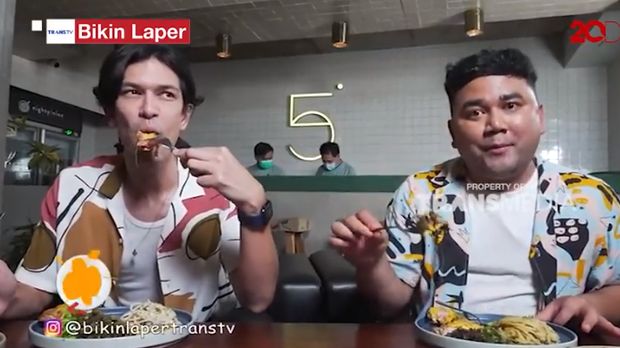 Bikin Laper! Dimas Beck Makan Nasi Goreng Buntut yang Komplet Mantap