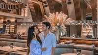 Pacar dari aktor tampan Nauval Samudra ini juga sering membagikan aktivitas kulinernya. Seperti momennya bersama Naufal di salah satu restoran. Foto: Instagram @dindakirana.s