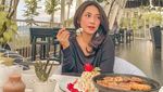 Momen Dinda Kirana Ngopi Cantik dan Makan BBQ