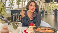 Di sebuah restoran, Dinda tampak menikmati beragam hidangan. Mulai dari BBQ, hingga waffle dengan topping es krim dan buah. Foto: Instagram @dindakirana.s