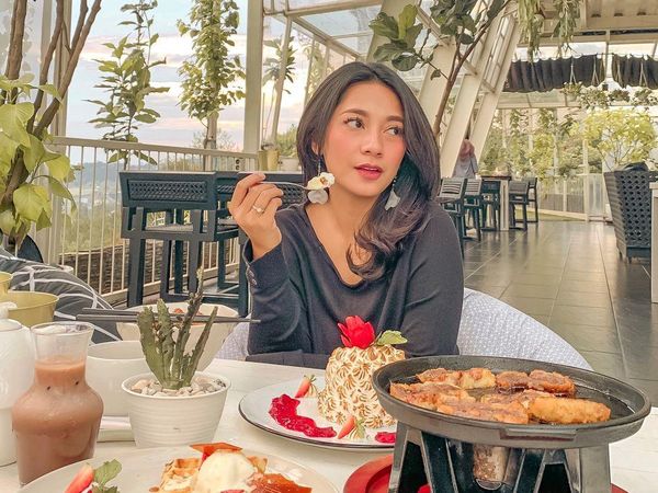 Momen Dinda Kirana Ngopi Cantik dan Makan BBQ