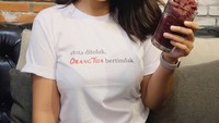 Es cokelat yang manis menyegarkan juga disukai oleh Dinda Kirana. Ia tampak cantik saat menikmati es coelat itu. Foto: Instagram @dindakirana.s