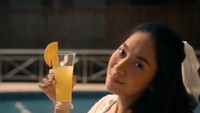 Dalam vlog terbarunya, Dinda Kirana membagikan momennya liburan. Dalam videonya ia tampa menikmati segelas jus segar. Foto: Instagram @dindakirana.s
