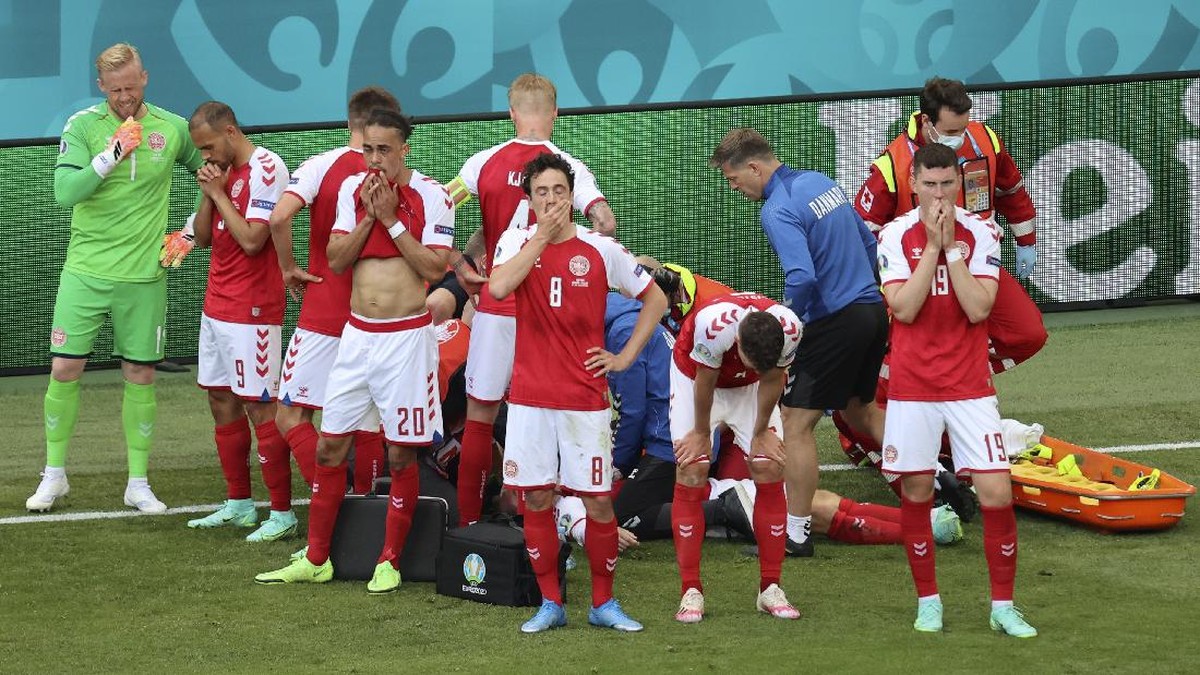 Kronologi Christian Eriksen Kolaps Sampai Kondisinya Terkini. (Foto: AP/Wolfgang Rattay)