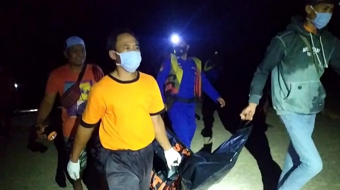 Evakuasi mayat pria di Pantai Ngluwen Gunungkidul, Sabtu (12/6/2021) dini hari