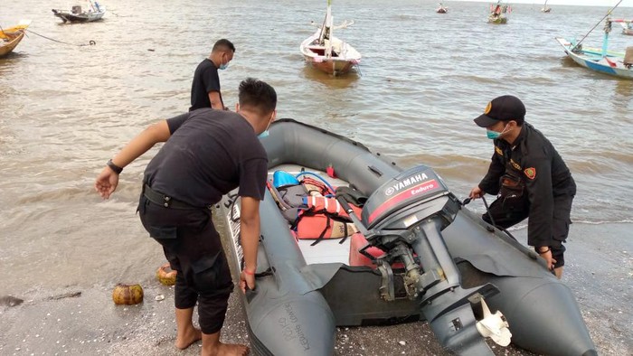 evakuasi nelayan yang ditemukan meninggal