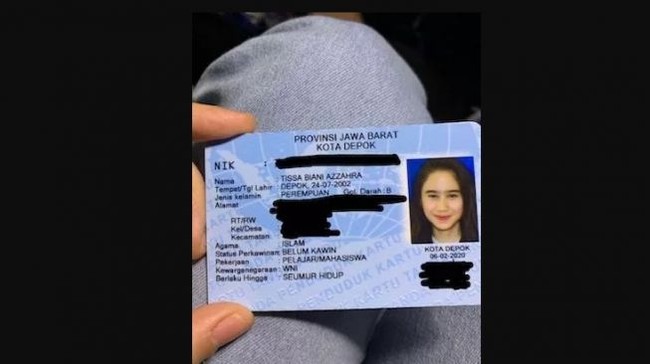 Tissa Biani juga menjadi salah satu artis yang foto KTP-nya jadi sorotan. Mengenakan pulasan makeup minimalist, kekasih Dul Jaelani itu tampil cantik dengan lipstik merah. Foto: Instagram