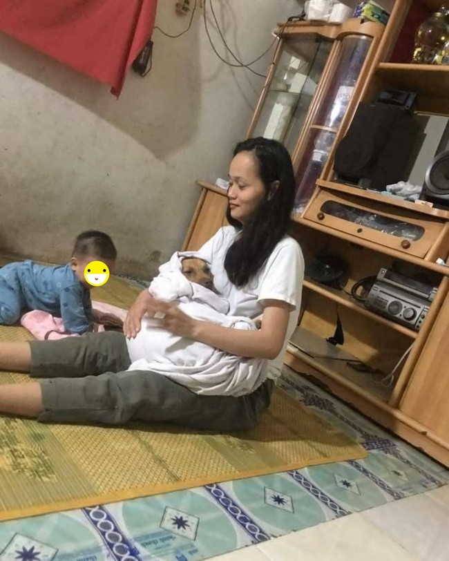 Yah ini kayaknya kebalik deh.. Nggak kebayang perasaan si adek melihat mamanya malah menggendong hewan peliharaannya, bukan dirinya. Foto: instagram.com/@sukijan.id