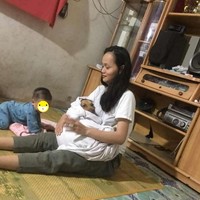 Yah ini kayaknya kebalik deh.. Nggak kebayang perasaan si adek melihat mamanya malah menggendong hewan peliharaannya, bukan dirinya. Foto: instagram.com/@sukijan.id
