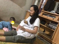 7 Gaya Nyeleneh Emak-emak Momong Hewan Peliharaan, Bikin Gak Habis Pikir