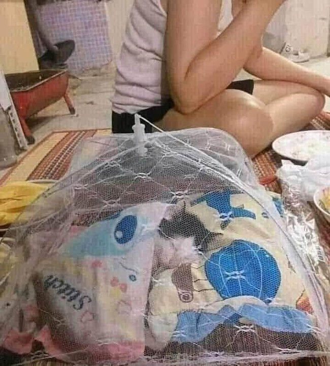 Biar kucingnya bisa tidur aman dan tentram. Udah kayak bayi aja dipakein selimut sama tudung segala. Foto: instagram.com/@sukijan.id