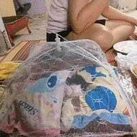 Biar kucingnya bisa tidur aman dan tentram. Udah kayak bayi aja dipakein selimut sama tudung segala. Foto: instagram.com/@sukijan.id