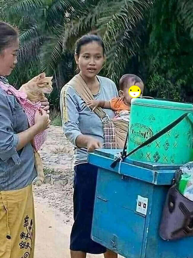 Bukti cintanya sama hewan peliharaan sampai kalau kemana-mana digendong kayak bawa anak. Ada yang punya emak kayak gini juga nggak? Foto: instagram.com/@sukijan.id