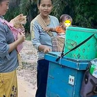 Bukti cintanya sama hewan peliharaan sampai kalau kemana-mana digendong kayak bawa anak. Ada yang punya emak kayak gini juga nggak? Foto: instagram.com/@sukijan.id