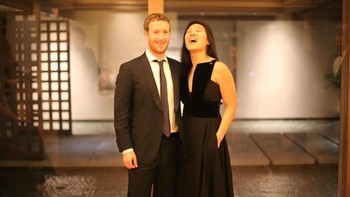 Gaya busana Zuck dan Priscilla saat acara formal mengenakan jas dan gaun elegan. (Foto: Facebook/Mark Zuckerberg)