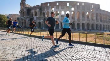Dan sebagai CEO raksasa teknologi, Zuck sering dikawal bodyguard seperti saat sedang lari ini. Biaya pengamanan Zuckerberg tembus jutaan dolar per tahun. (Foto: Reuters)