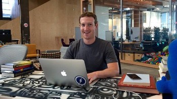 Ruang kerjanya di kantor Facebook pun hanya berupa meja kecil dengan laptop. Tidak luas ataupun menempati ruang tersendiri, tapi bercampur dengan karyawan lainnya. (istimewa/therichest)