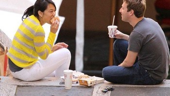 Nongkrong seadanya sambil makan McDonalds bersama sang istri Priscilla Chan sepertinya sudah membuat Zuck bahagia. (istimewa/therichest)