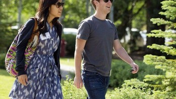 Kemana-mana, pasangan ini memang selalu tampil bersahaja layaknya orang biasa. (istimewa/therichest)